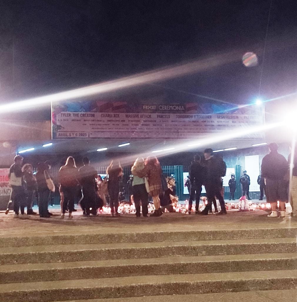 Familiares y amigos de Berenice Giles y Miguel Ángel Hernández hicieron una vigilia frente a las puertas del Parque Bicentenario en la Ciudad de México, en donde se llevaba a cabo el festival Axe Ceremonia