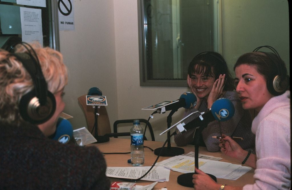 Consuelo Berlanga presentando La onda del corazón en Radio Zeta 
30/10/2000