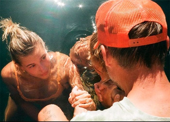 Hailey Baldwin mira al pastor mientras es bautizado