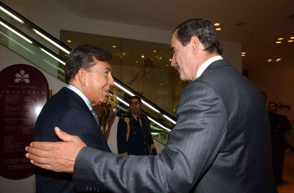 Cuauhtémoc Cárdenas al lado del expresidente Vicente Fox