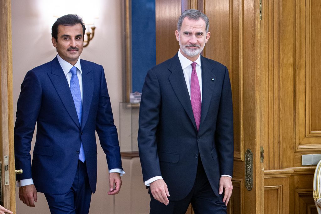 El rey Felipe y el emir de Catar en el Palacio de la Zarzuela durante la visita de Estado del gobernante emiratí a España en mayo de 2022