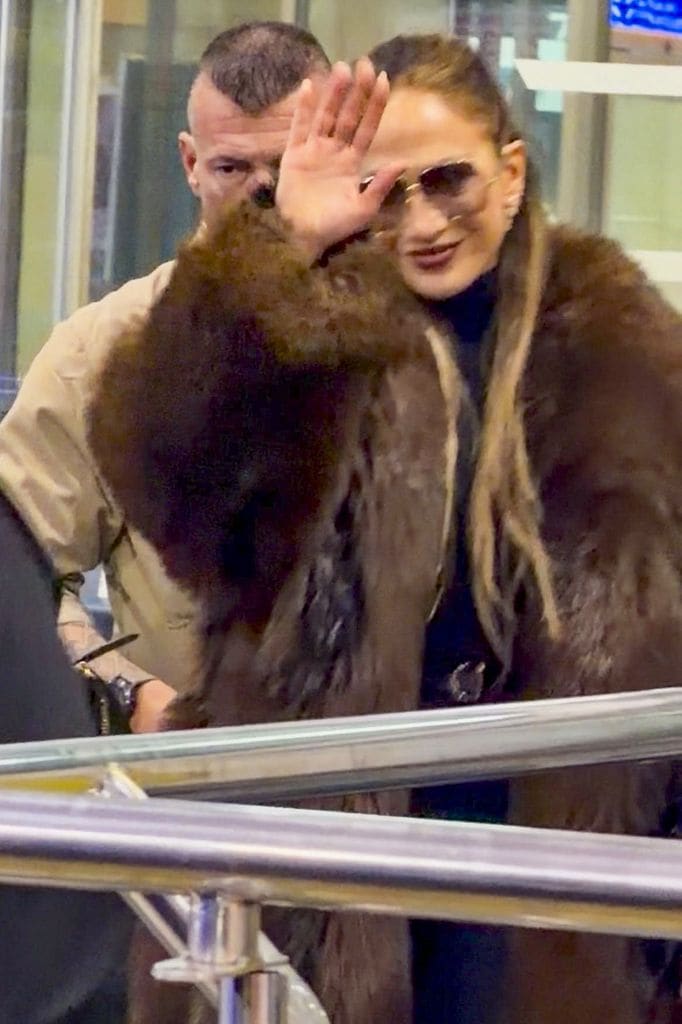 Jennifer Lopez se mostró muy sonriente en su paso por Udaipur.