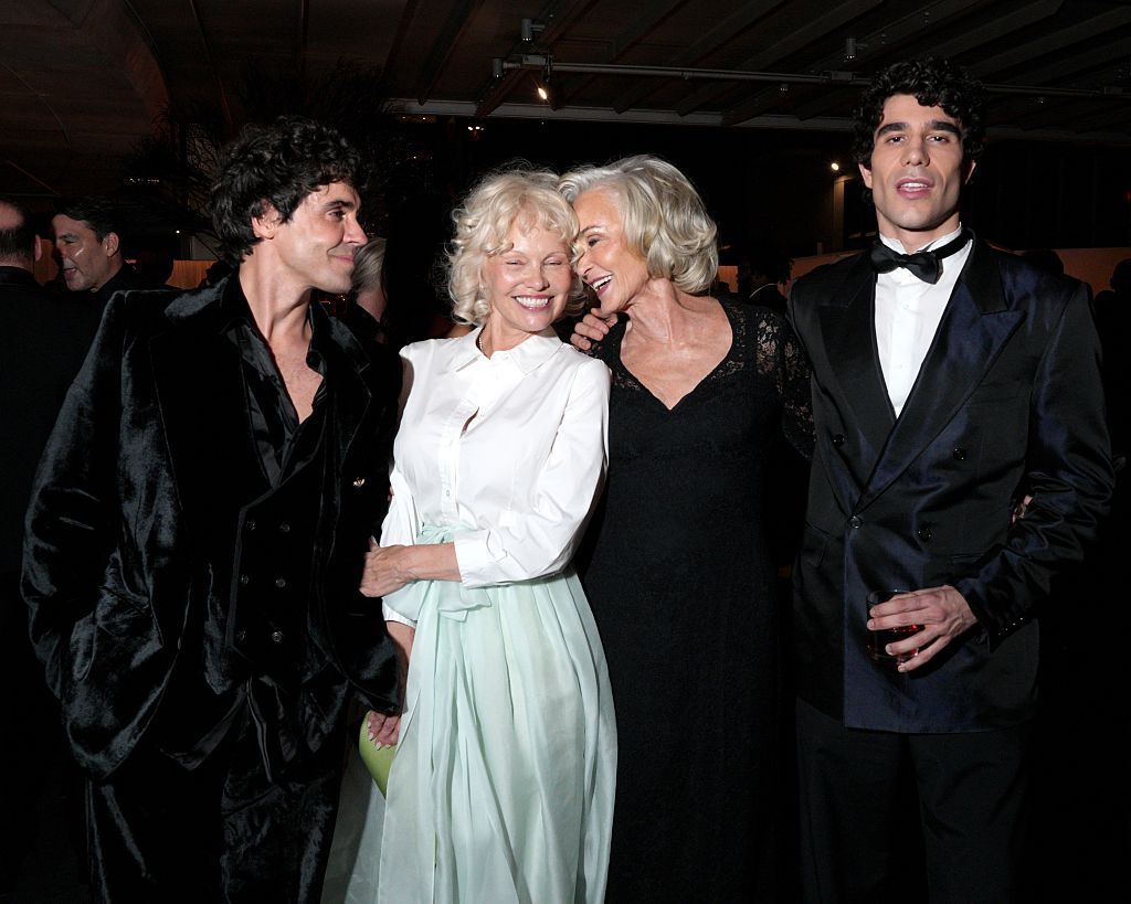 Javier Ambrossi y Javier Calvo, directores de 'La bola negra' con las actrices Jessica Lange y Pamela Anderson