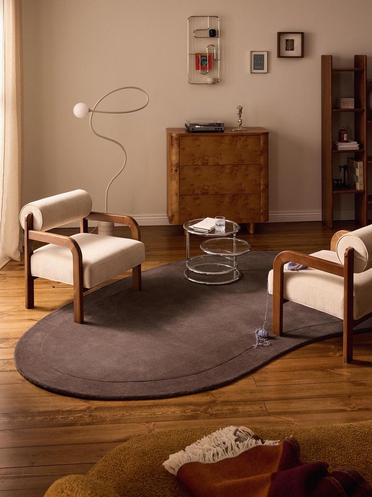 Alfombra marrón de forma redondeada
