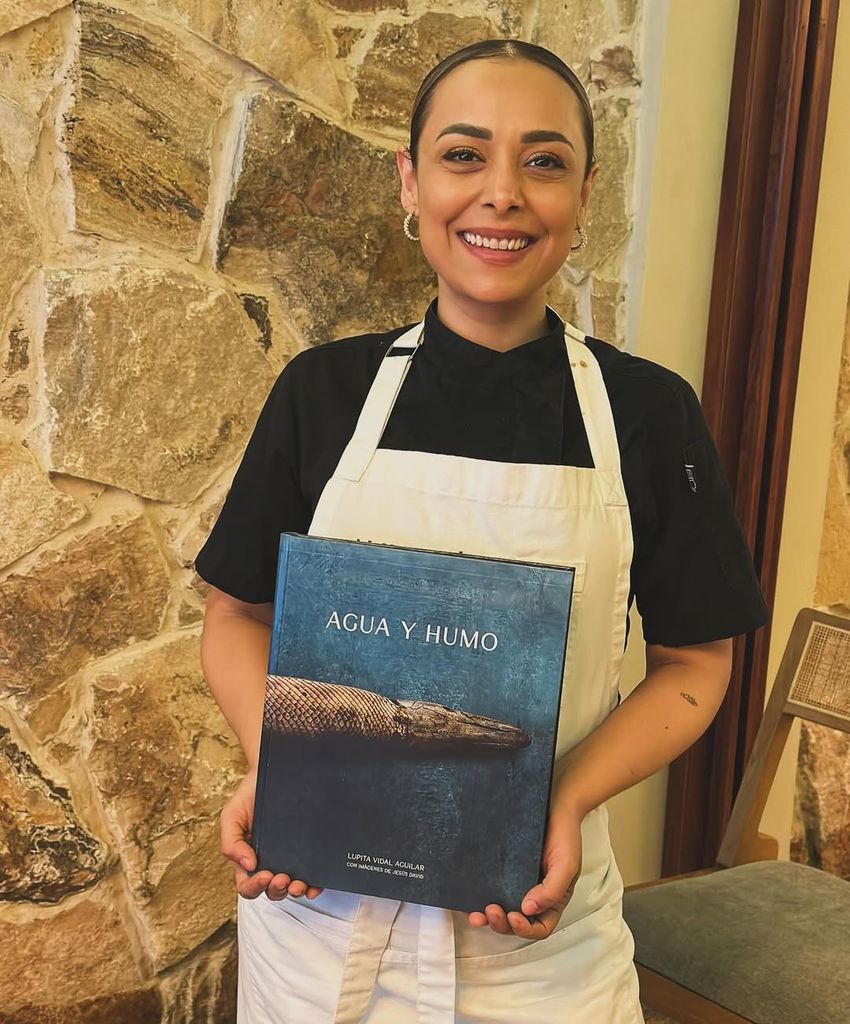 En 2024, la chef lanzó su libro 'Agua y Humo', en el que compartió sus mejores recetas tabasqueñas.