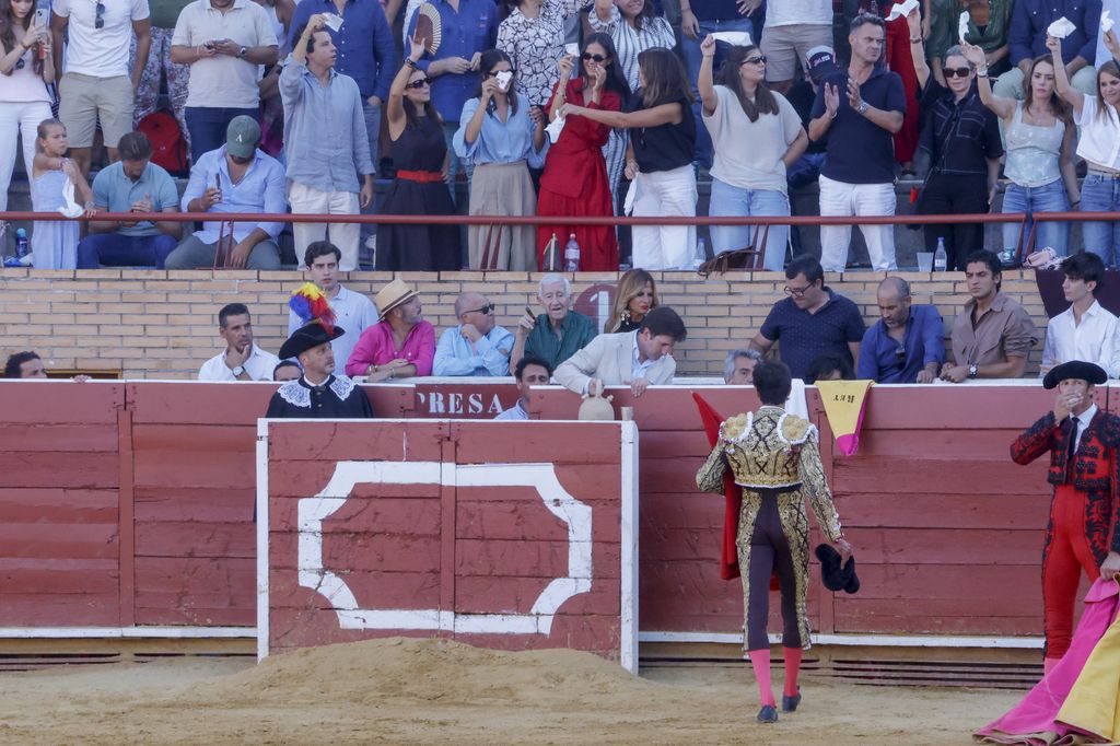 Tana, María y Victoria, de pie junto al resto del público por Roca Rey