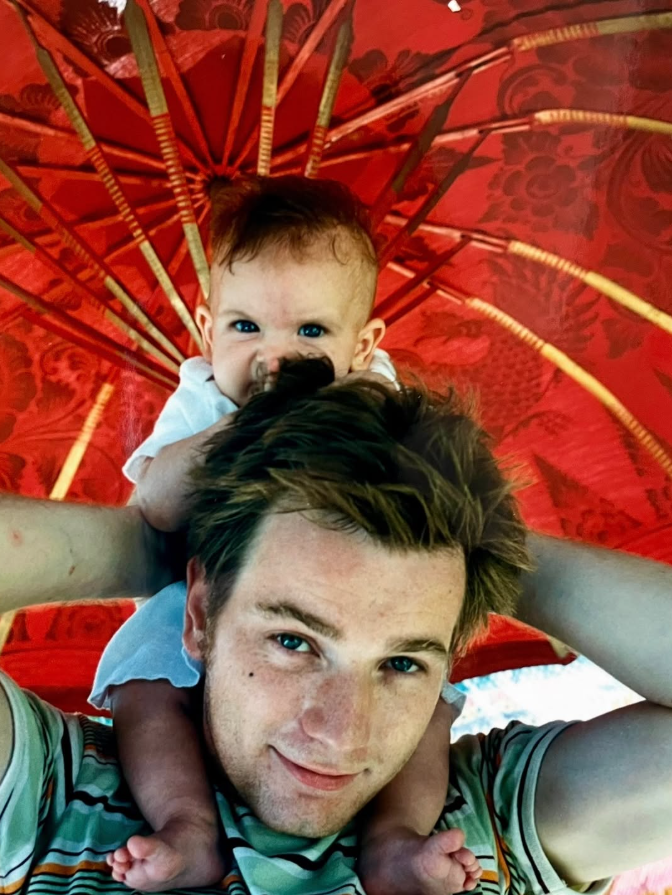 Clara McGregor felicita a su padre, Ewan McGregor