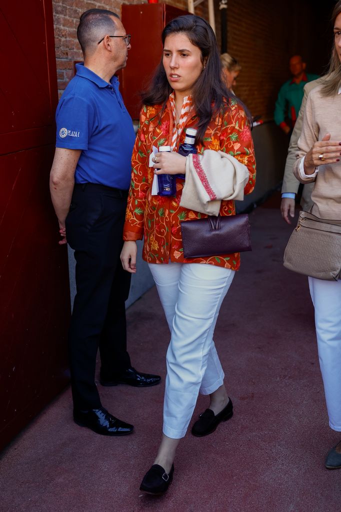 Teresa Urquijo, radiante y a todo color con un conjunto bohemio y español en los toros