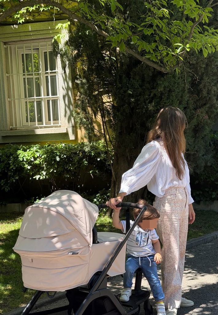 Ana Boyer junto a sus hijos