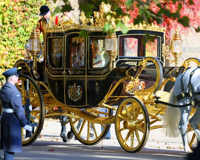 Carlos III y Camilla rumbo al Parlamento