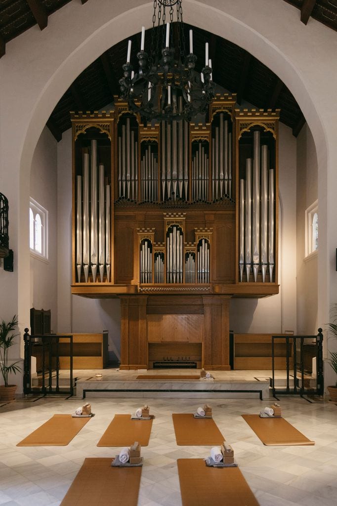 La capilla, donde puede practicarse yoga, alberga el órgano de tubos privado más grande de Europa.