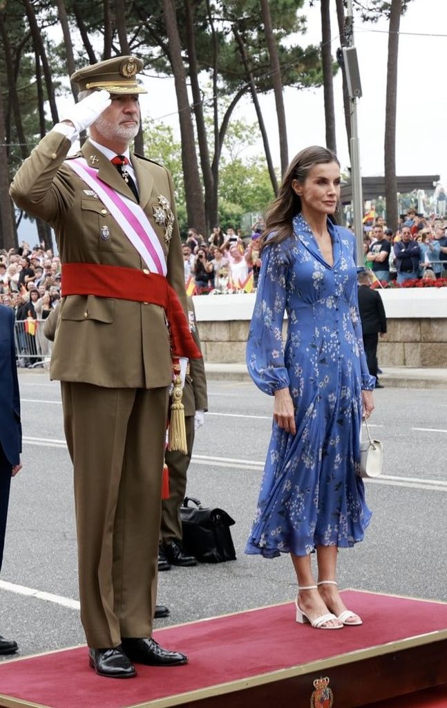 La reina Letizia con vestido azul en el Día de las Fuerzas Armadas 2026 en Vigo.