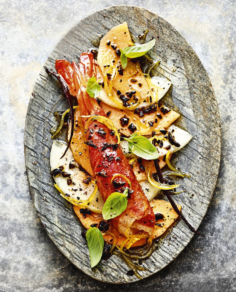 Carpaccio de melón con aceitunas negras.