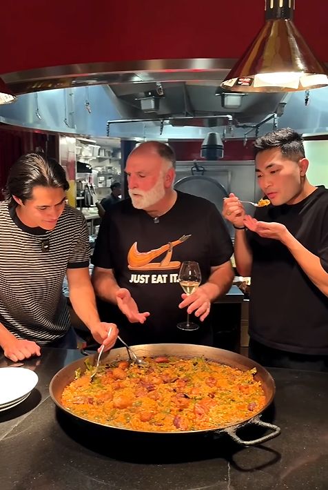 José Andrés, durante su clase maestra sobre la elaboración de la auténtica paella. 