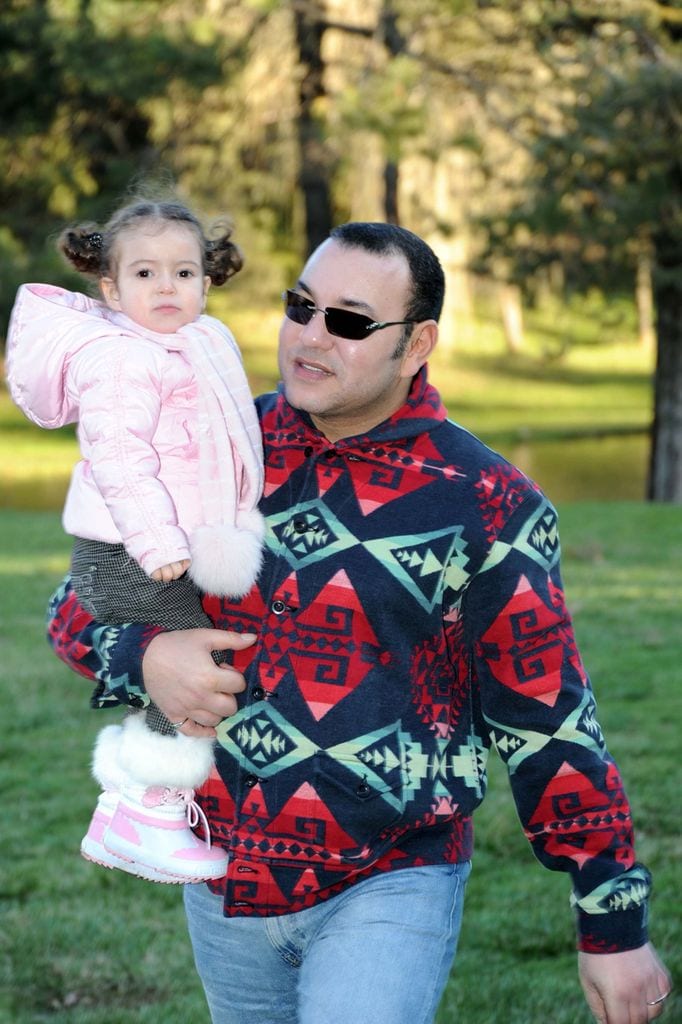 Plano medio de  Mohamed VI con su hija Lalla Khadija en su segundo cumpleaños el 28 de febrero de 2009