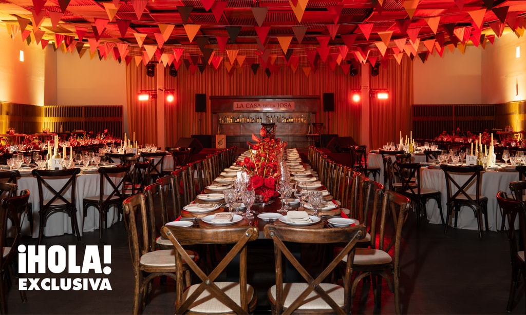 El salón tenía mesas rectangulares y mesas redondas decoradas con vistosos arreglos florales. 