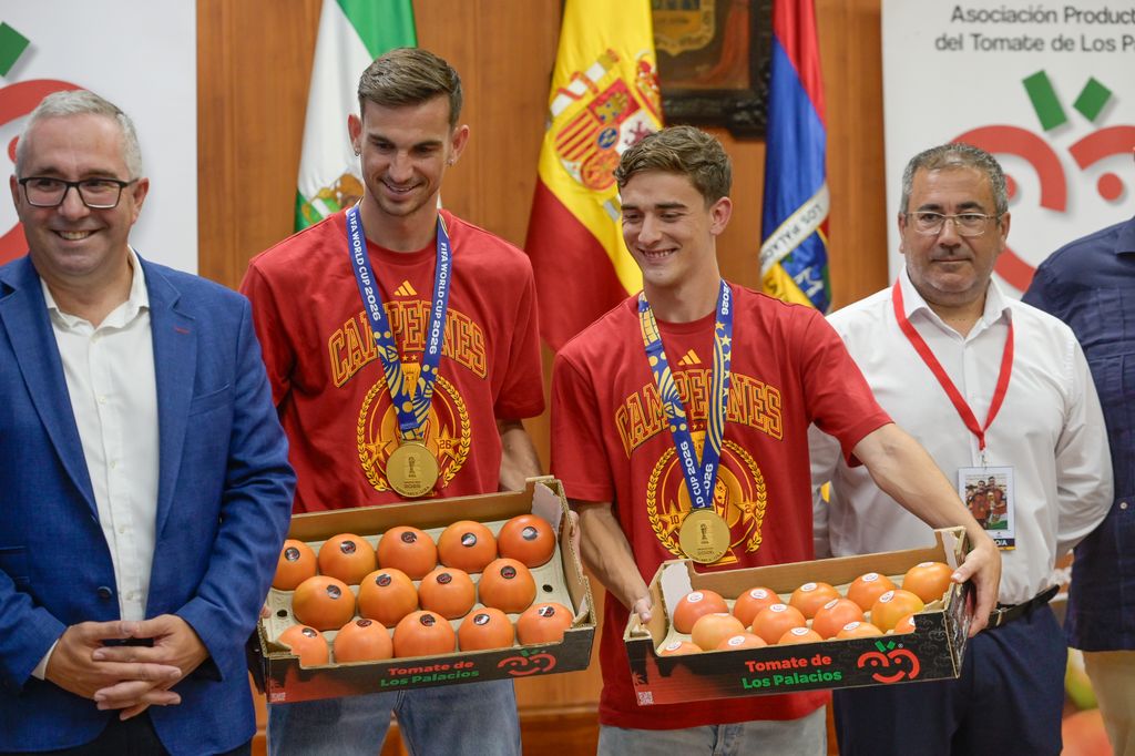 Fabián Ruiz y Gavi reciben su peso en tomates durante el acto homenaje de Los Palacios y Villafranca, en Sevilla