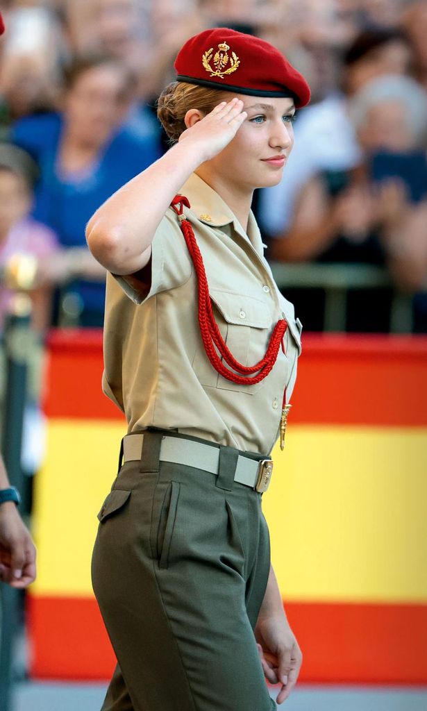 Princesa Leonor jura bandera HO4133
