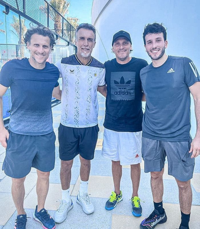 Sebastián Yatra, junto a Diego Forlán, Pablo Forlán y Gabriel Omar Batistuta