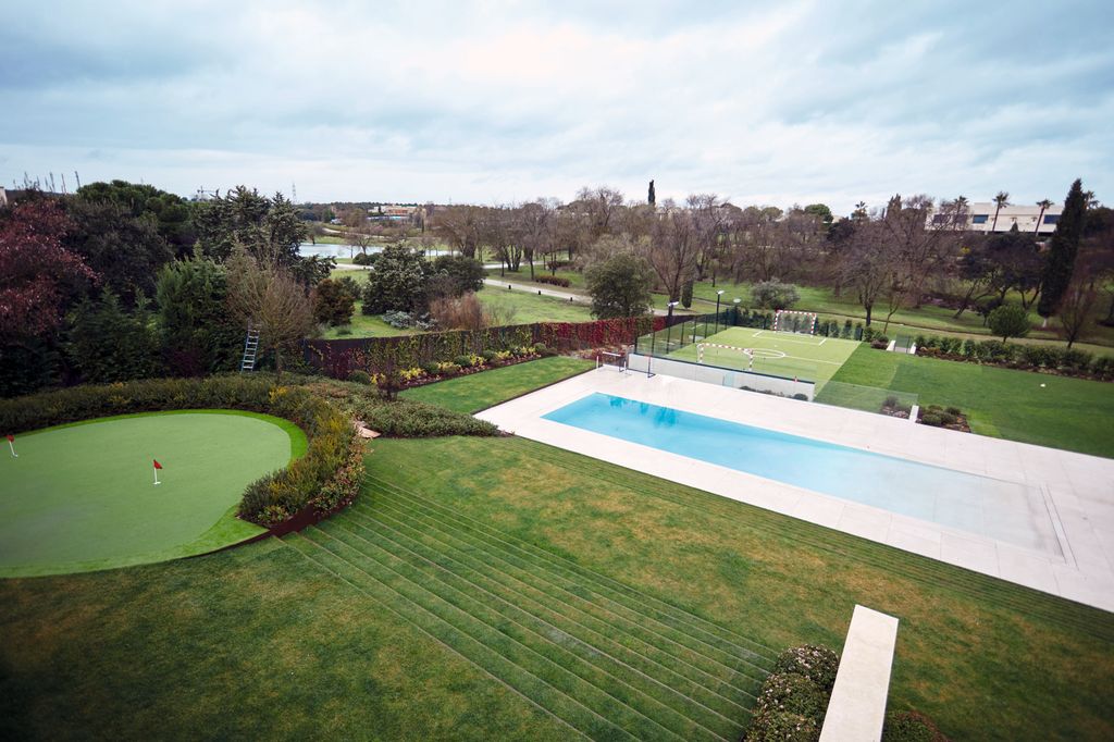 El impresionante jardín exterior de Alice Campello y Álvaro Morata en su casa de Madrid