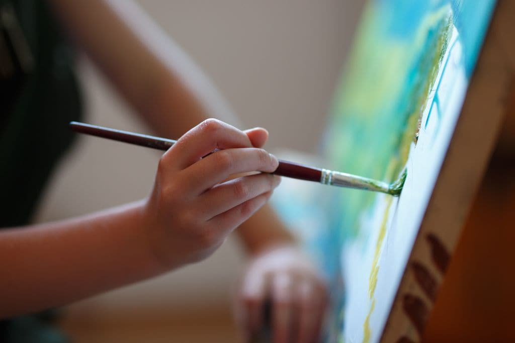 Niña pintando un cuadro