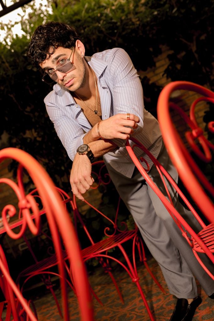 Mirada seductora de Mauricio Abad, con gafas de @theliosofficial