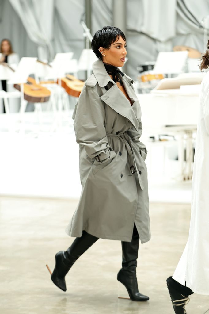 Kim Kardashian llega al desfile de Maison Margiela. 
