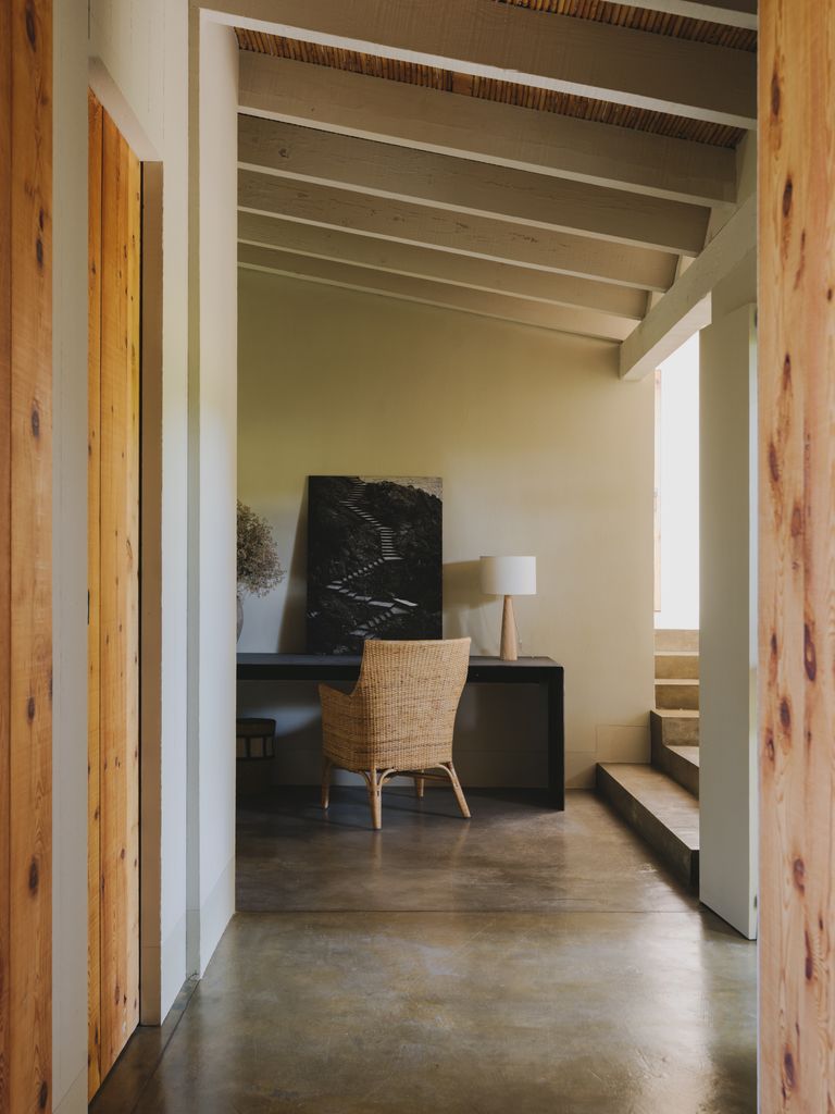 Rincón de trabajo con mesa de madera y silla de fibra