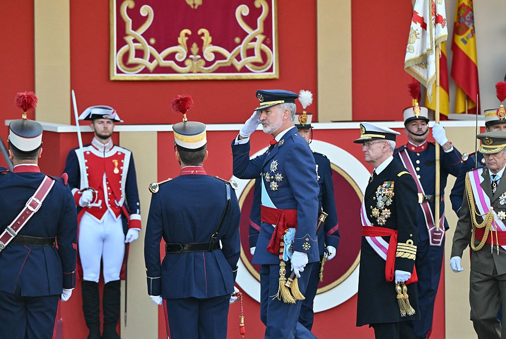 El rey Felipe VI de España pasa revista a las tropas durante el desfile militar del Día Nacional 