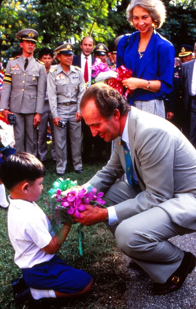 Los reyes Juan Carlos y Sofía, en Bangkok durante su viaje oficial a Tailandia el 21 de noviembre de 1987, donde fueron recibidos con flores por un grupo de niños