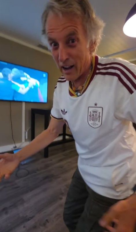Jesús Calleja celebra la victoria de España frente a Francia y su pase a la final del Mundial