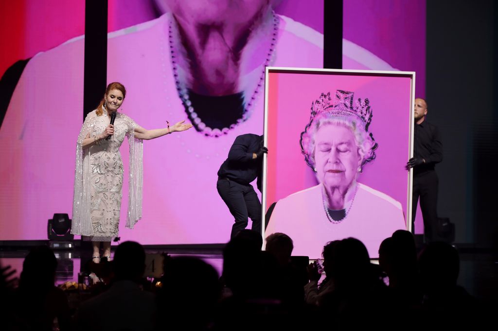 En un gala benéfica en Cannes en mayo de 2024, esta es una muestra del tipo de trabajos que hacía Sarah Ferguson antes