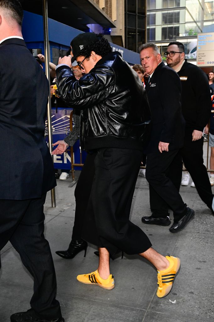 Pantalones cortos y amplios, camisa y cobrata jugaron a favor del look de Bad Bunny