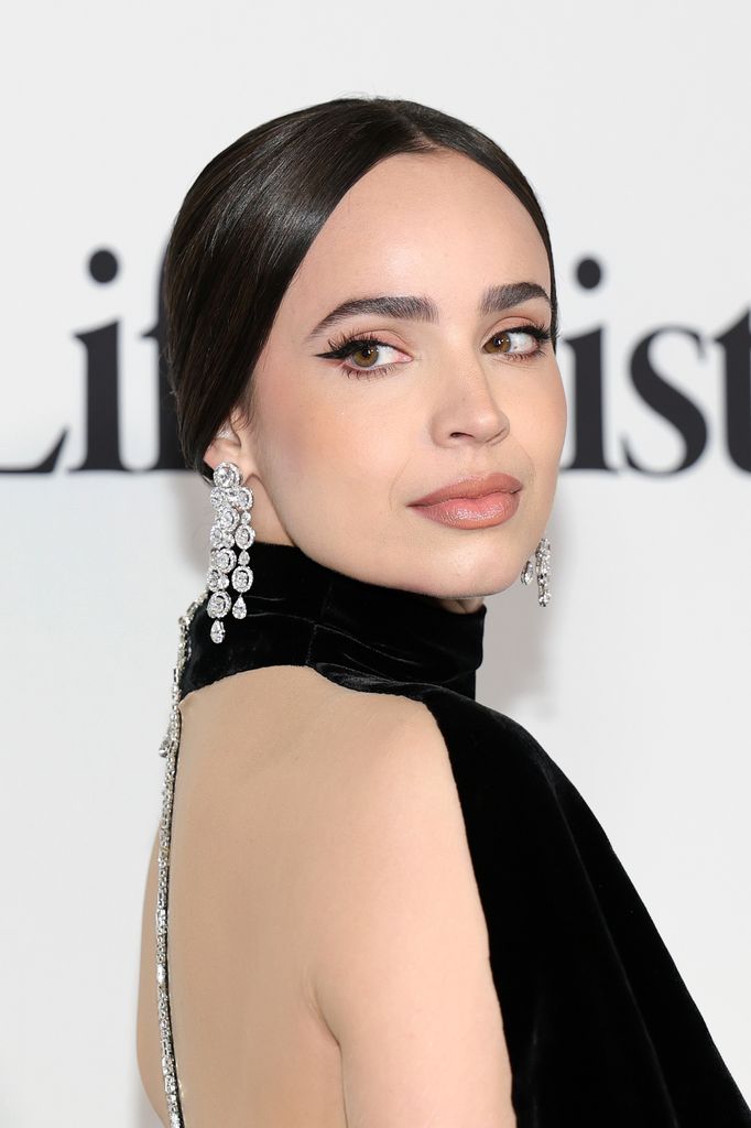 Sofia Carson apuesta siempre por llevar rubor de manera sutil.