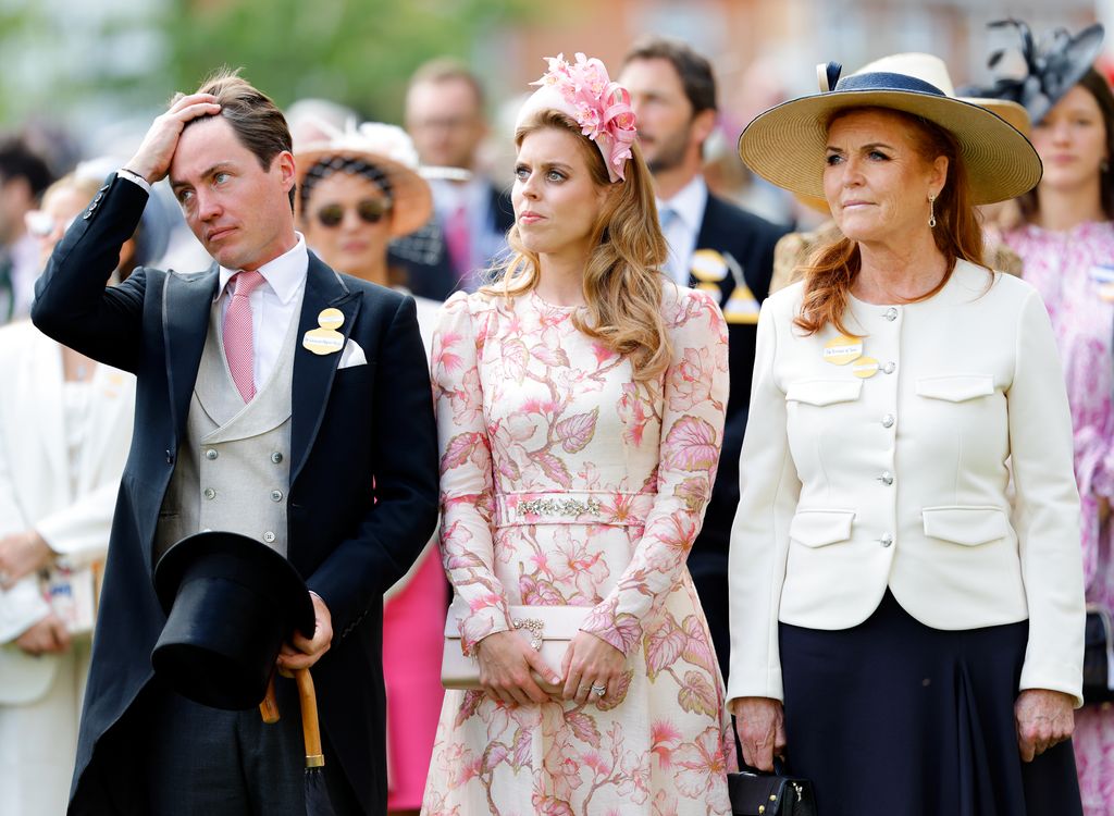 Sarah Ferguson junto a su hija, la Princesa Beatriz y Edoardo Mapelli Mozzi en Ascot en 2024