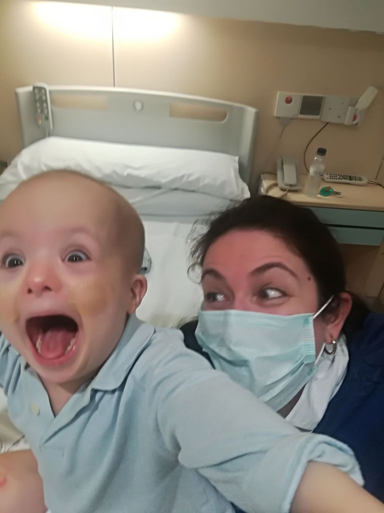 José María Muniesa Robles durante la enfermedad, con su eterna sonrisa, acompañado de su madre