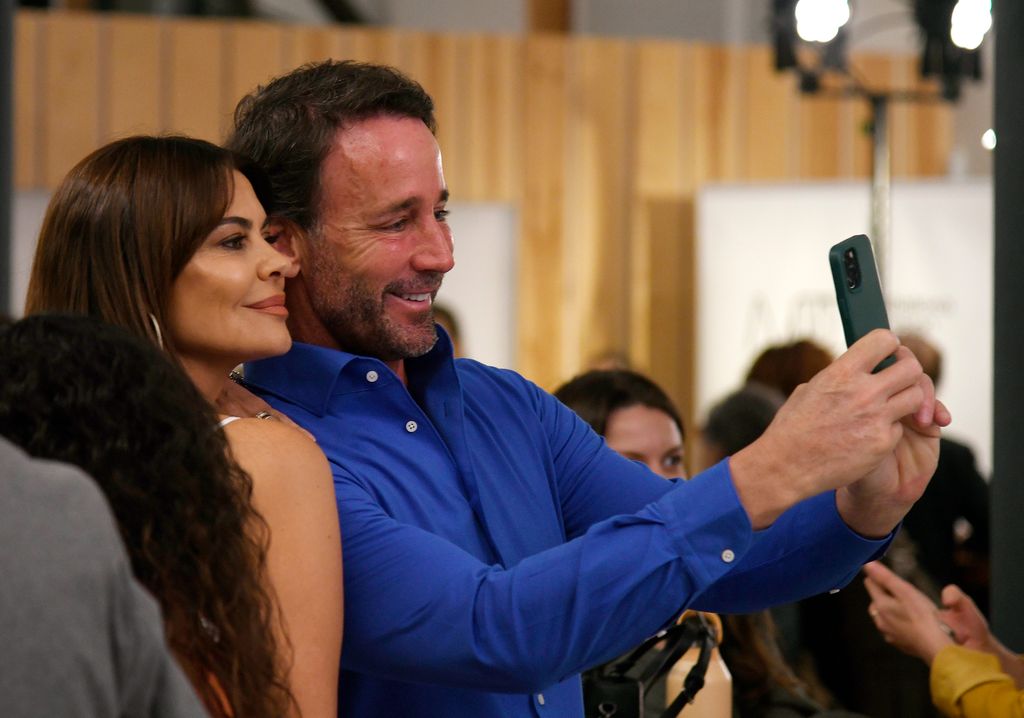 María José Suárez y Álvaro Muñoz Escassi haciéndose un selfie