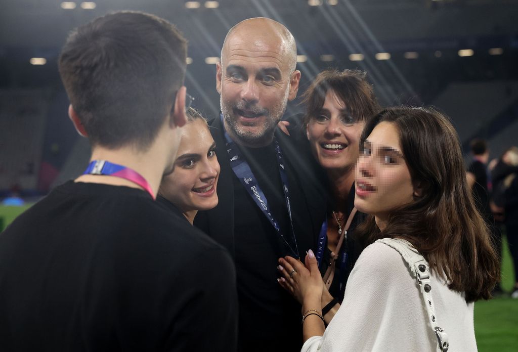 Pep Guardiola y Cristina Serra con sus hijos  