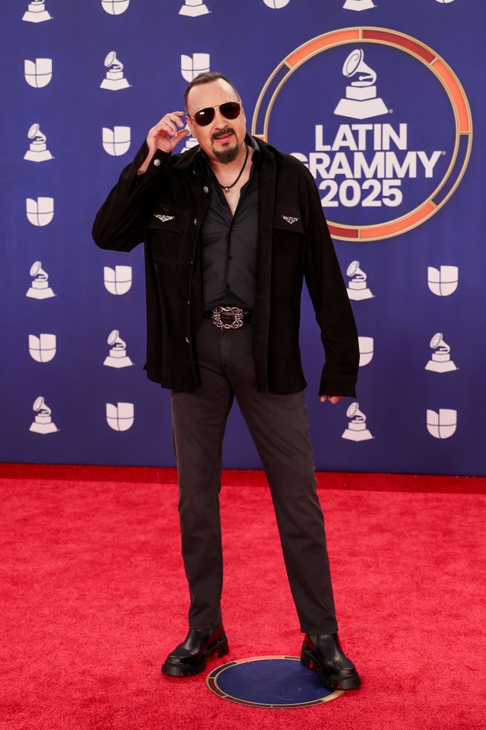 Pepe Aguilar en la alfombra roja de los Latin GRAMMY en la MGM Grand Garden Arena, en Las Vegas.