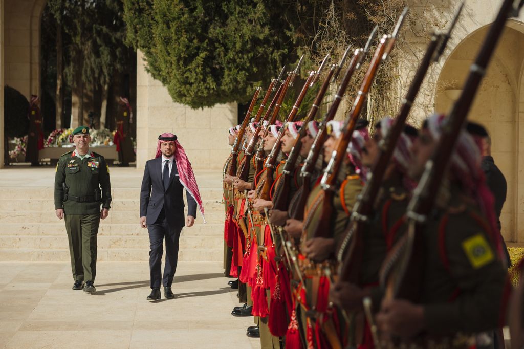 Hussein de Jordania pasa revista a las tropas antes de acudir al mausoleo de su padre