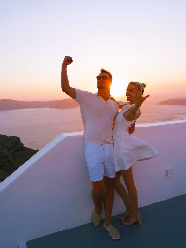 Muestra su anillo de compromiso, un diamante en forma de pera de 2,5 quilates 