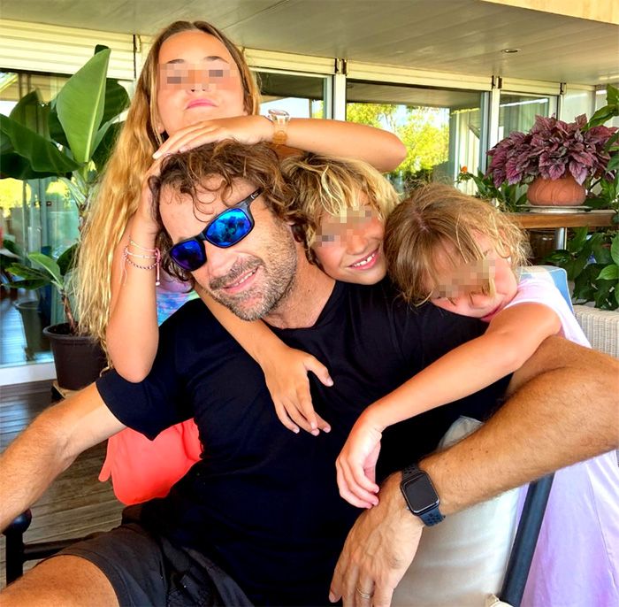 Carlos Moyá con sus tres niños