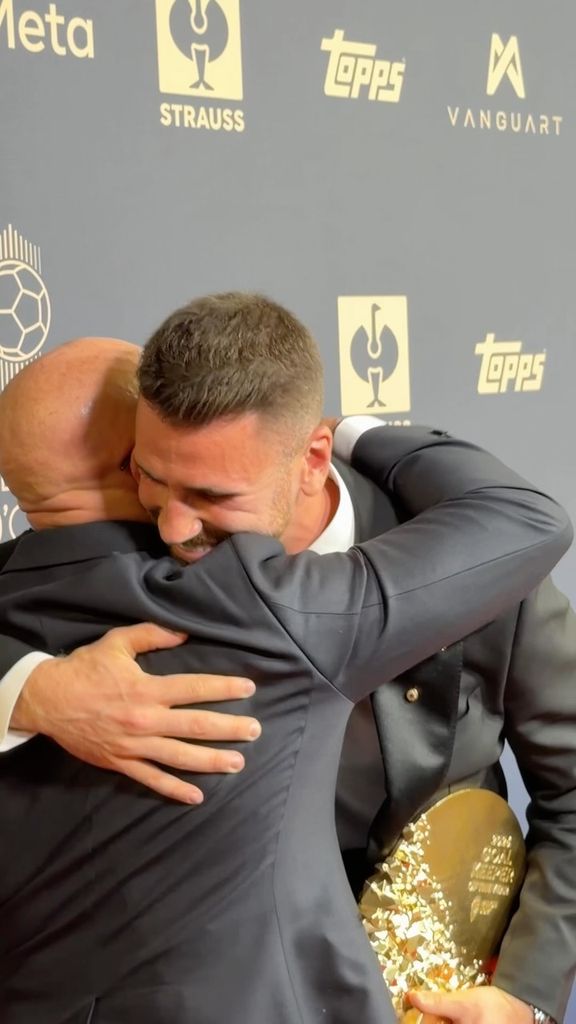 El emocionante momento protagonizado por Unai Simón y Luis de la Fuenta