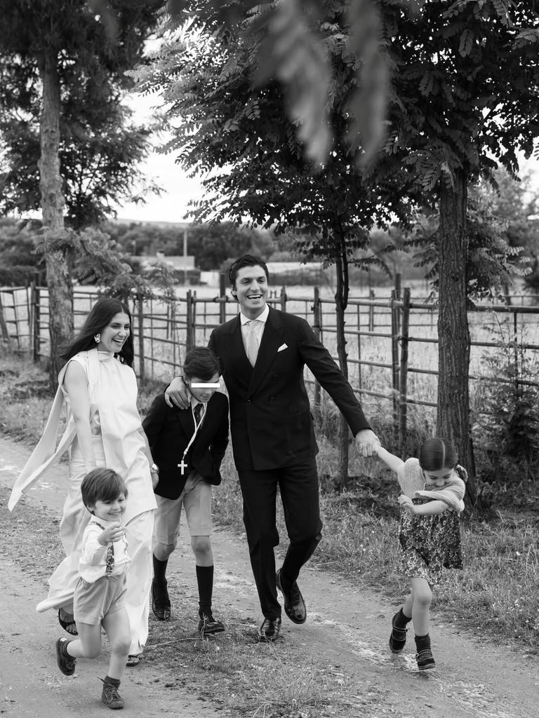 La emoción de Tomás Páramo y María García de Jaime en la Primera Comunión de su hijo mayor, Tristán