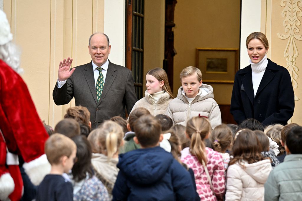 Alberto, Charlène y Estefanía de Mónaco junto a Jacques y Gabriella, Louis Ducruet y Camille Gottlieb colman de regalos a los más pequeños