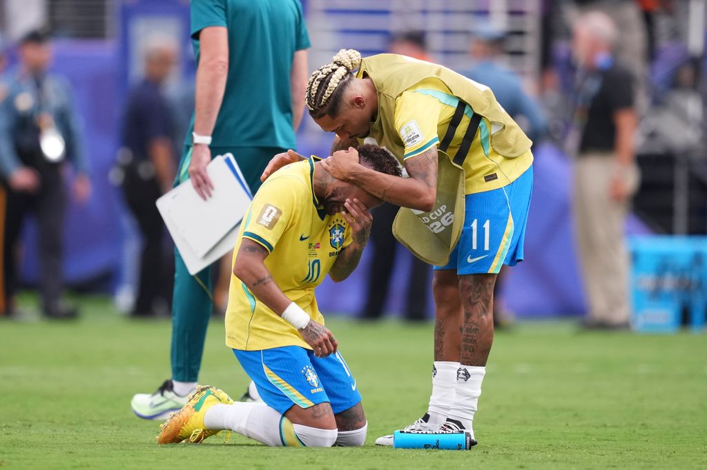 Neymar es consolado por su compañero Raphinha después de que su equipo perdiera 2-1 ante Noruega