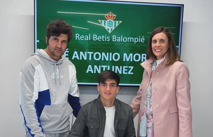 Conoce a José Antonio, el hijo de 16 años de Morante de la Puebla, que acaba de fichar por el Betis