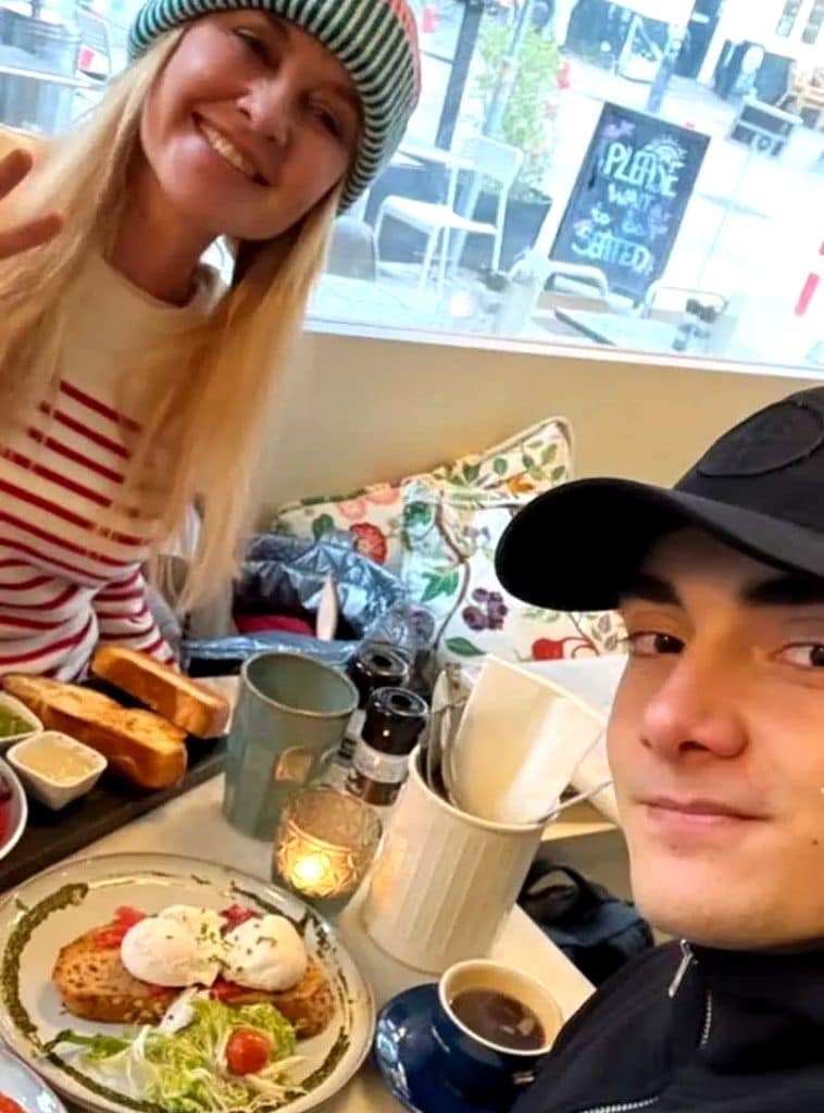 Cayetana Guillén Cuervo y su hijo, desayunando