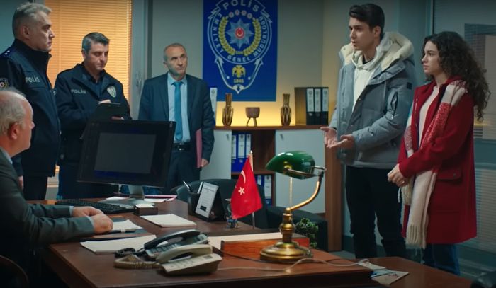 Asiye y Doruk declaran ante la policía en 'Hermanos'