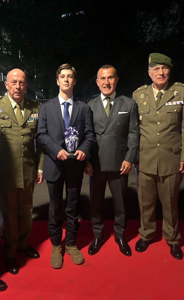 Simeón de Bulgaria junto a Richy Castellanos, que organizó el photocall de los premios Influencia Hispana, el coronel José Acevedo y el comandante Agustín Miralles, de los boinas verdes